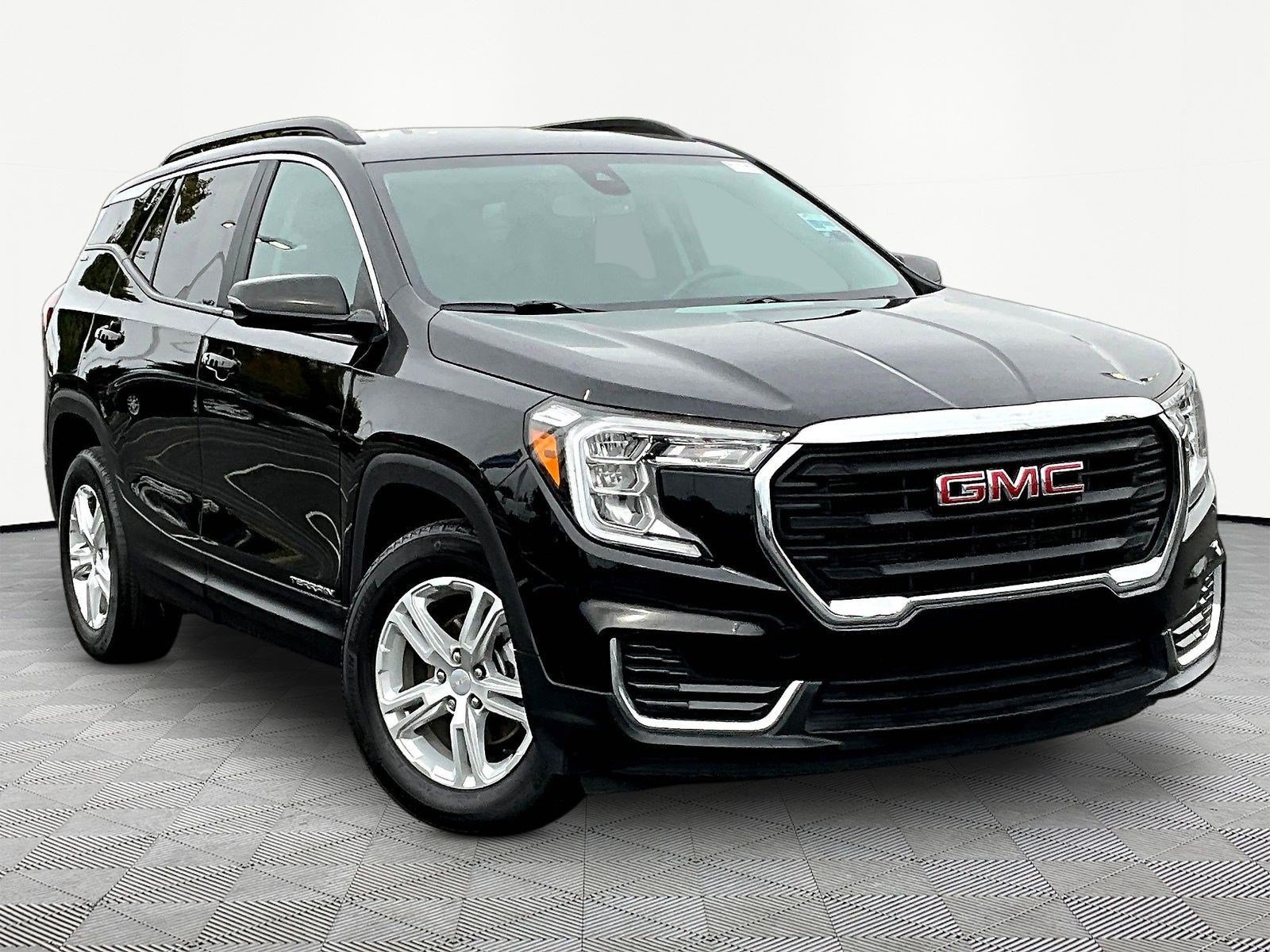 Used 2024 GMC Terrain SLE w/ Driver Convenience Package FWD image 3