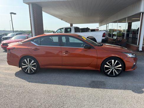 Used 2020 Nissan Altima 2.5 SR w/ Premium Package FWD image 4