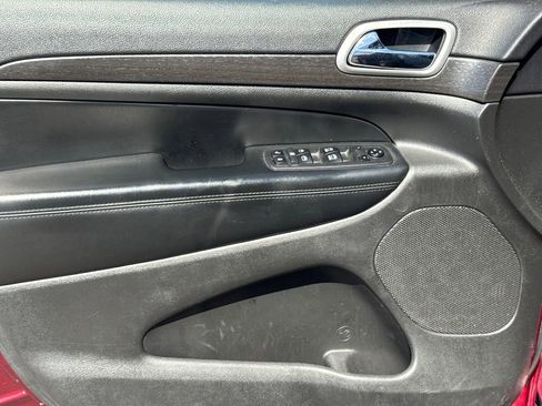 Used 2018 Jeep Grand Cherokee Laredo AWD/4WD image 10