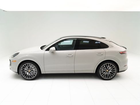 Used 2023 Porsche Cayenne Turbo image 2