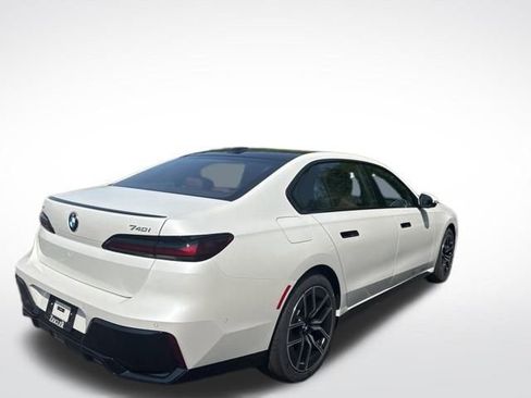 Used 2025 BMW 740i xDrive image 4