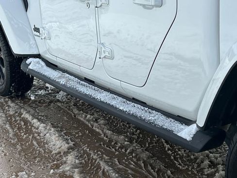 Used 2021 Jeep Gladiator Overland image 10