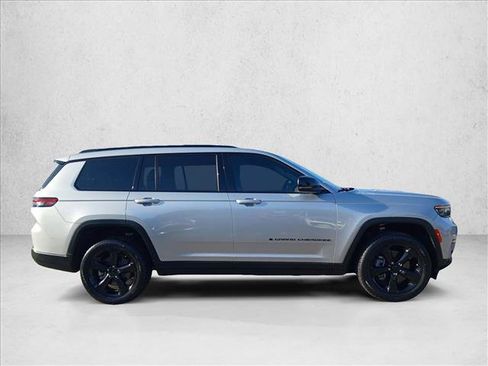 Used 2024 Jeep Grand Cherokee L Limited w/ Black Appearance Package AWD/4WD image 4