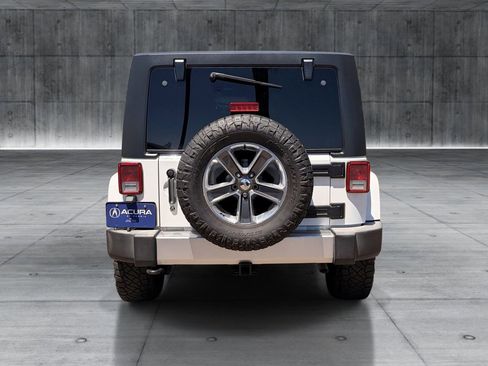 Used 2018 Jeep Wrangler Unlimited Sahara w/ Connectivity Group AWD/4WD image 4