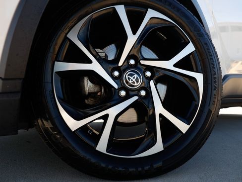 Used 2020 Toyota C-HR XLE image 39