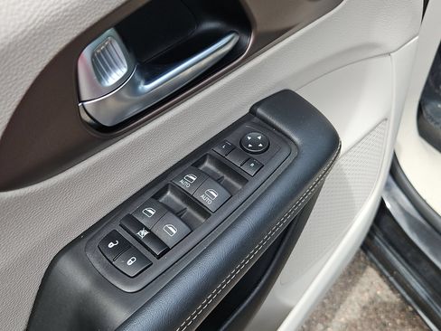 Used 2023 Chrysler Voyager LX FWD image 12