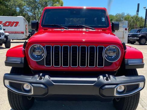 Used 2025 Jeep Wrangler Unlimited Sahara AWD/4WD image 4
