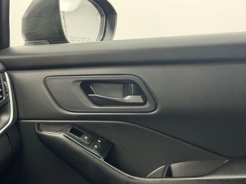 Used 2024 Nissan Rogue S image 37