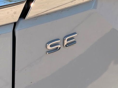 Used 2024 Volkswagen Atlas SE w/ Panoramic Sunroof Package FWD image 8