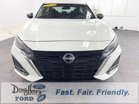 Used 2025 Nissan Altima 2.5 SV image 2