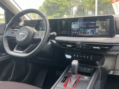 Certified 2025 Nissan Kicks SR FWD image 3