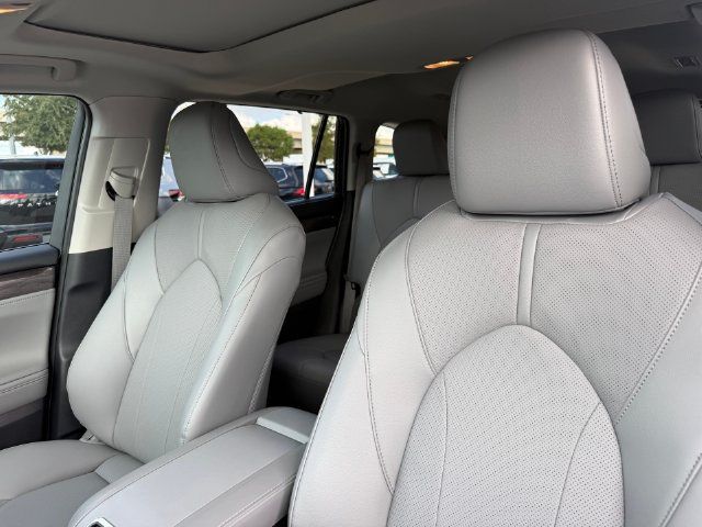 Used 2026 Toyota Highlander Limited AWD/4WD image 13