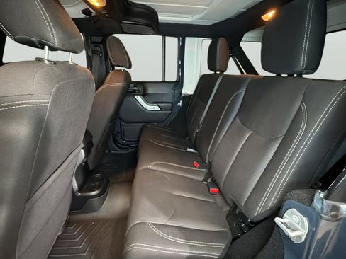 Used 2018 Jeep Wrangler Unlimited Rubicon w/ Connectivity Group AWD/4WD image 32