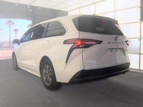 Used 2021 Toyota Sienna LE FWD image 2