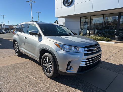 Used 2017 Toyota Highlander XLE image 2