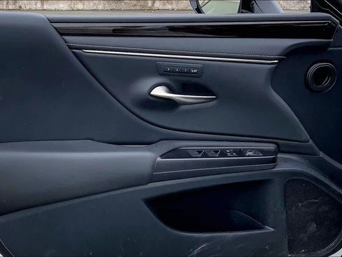 Used 2019 Lexus ES 300h w/ Premium Package image 22