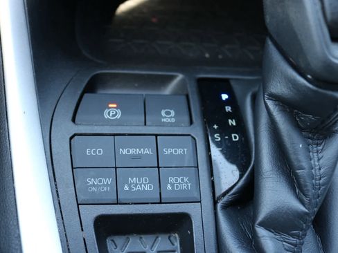 Used 2021 Toyota RAV4 LE w/ Carpet Mat Package (TMS) image 16