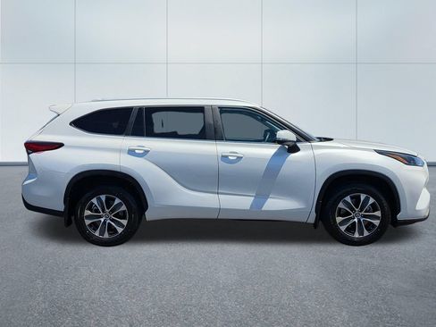 Used 2023 Toyota Highlander XLE AWD/4WD image 7