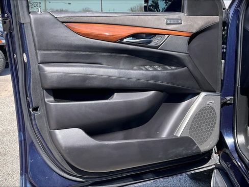Used 2020 Cadillac Escalade Luxury RWD image 17