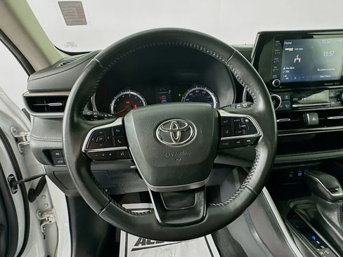 Used 2022 Toyota Highlander LE FWD image 12