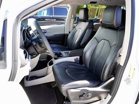 Used 2022 Chrysler Pacifica Touring-L FWD image 15