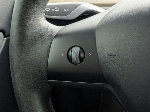 Used 2022 Tesla Model Y Long Range AWD/4WD image 34