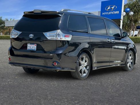 Used 2015 Toyota Sienna SE FWD image 3