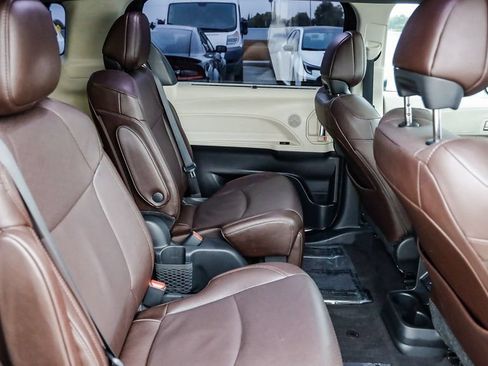 Used 2024 Toyota Sienna Platinum AWD/4WD image 20