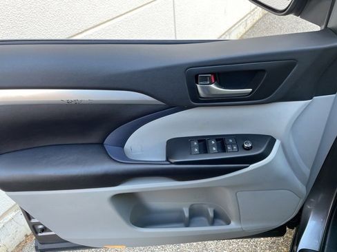 Used 2019 Toyota Highlander XLE image 19