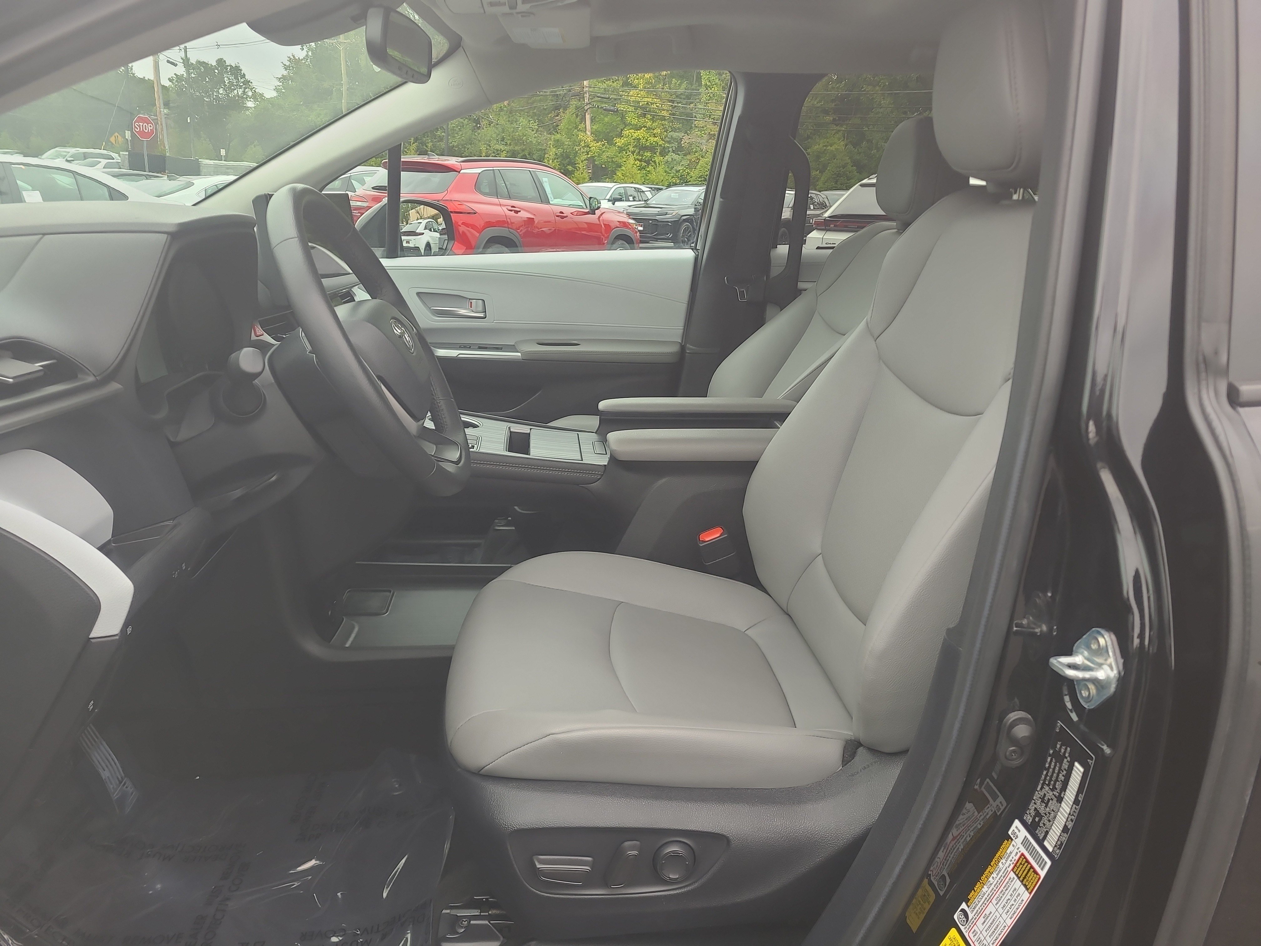 Certified 2026 Toyota Sienna XLE FWD image 16