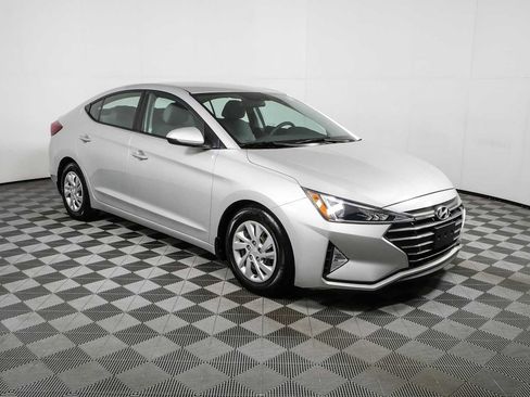Used 2019 Hyundai Elantra SE w/ Winter Weather Package FWD image 1