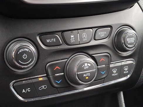 Used 2019 Jeep Cherokee Limited w/ Technology Group image 15