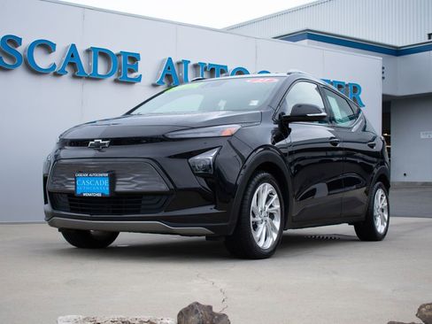 Used 2023 Chevrolet Bolt EUV LT w/ Driver Confidence Package image 2