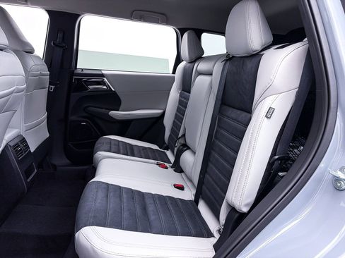 New 2026 Mitsubishi Outlander SE image 24