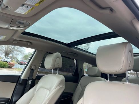 Used 2017 Hyundai Santa Fe Limited image 25