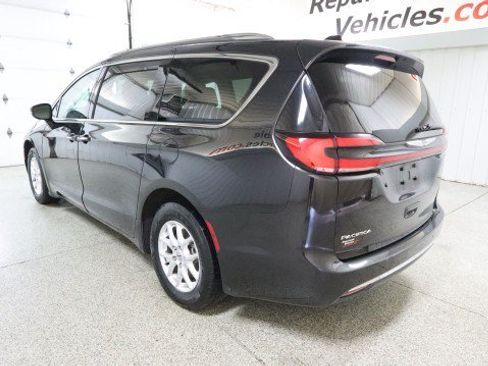 Used 2021 Chrysler Pacifica Touring-L FWD image 3