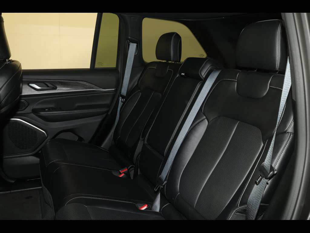 Used 2022 Jeep Grand Cherokee Overland AWD/4WD image 32