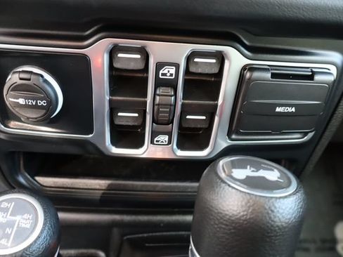 Used 2024 Jeep Wrangler Unlimited Sahara AWD/4WD image 35