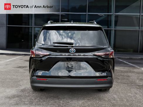 Used 2023 Toyota Sienna XLE FWD image 11