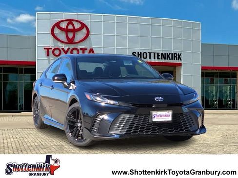 Used 2025 Toyota Camry SE FWD image 1