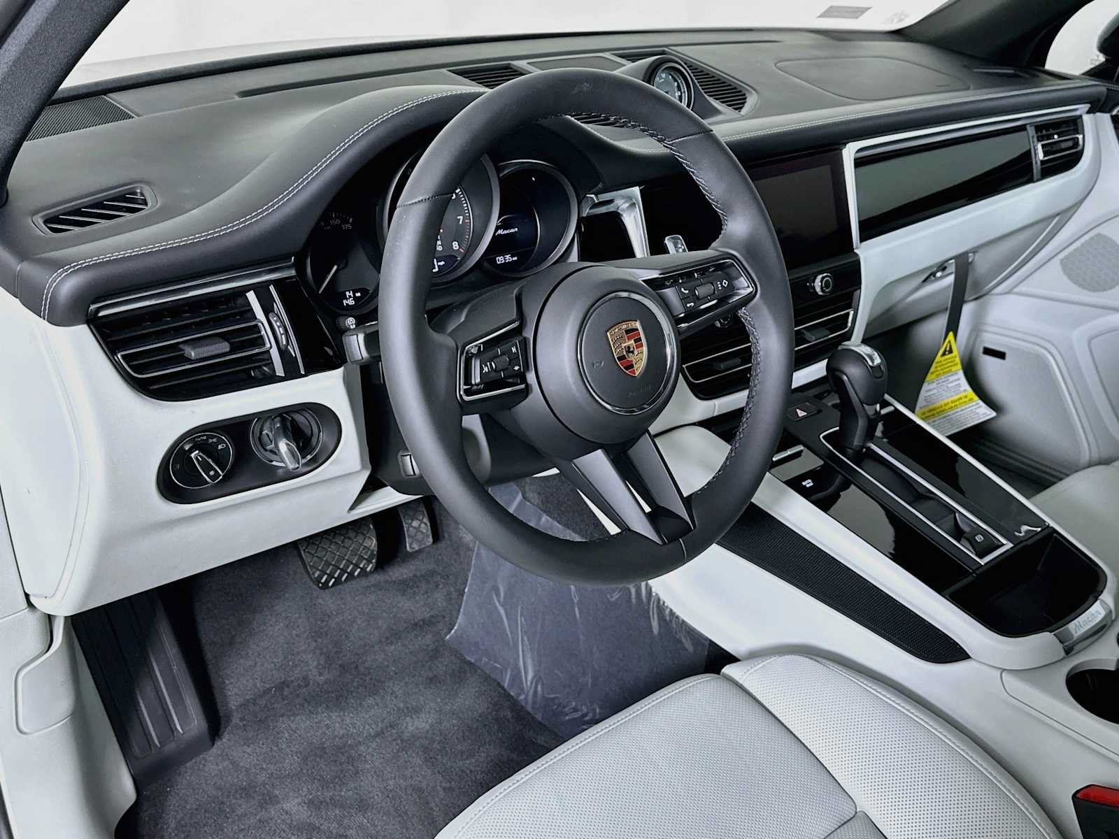 Certified 2025 Porsche Macan AWD/4WD image 4