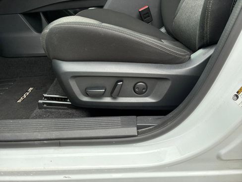 Used 2025 Nissan Rogue SV FWD image 18