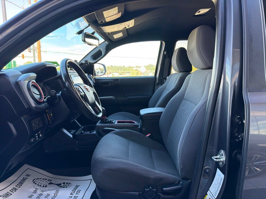 Used 2017 Toyota Tacoma TRD Sport w/ Tow Package (A/T) AWD/4WD image 8