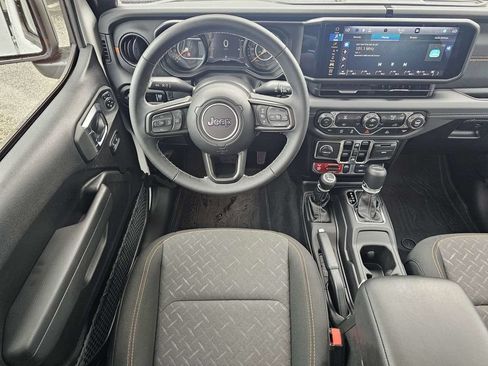 Used 2025 Jeep Gladiator Mojave w/ Technology Group AWD/4WD image 17