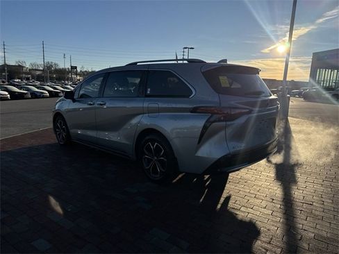 Used 2025 Toyota Sienna Platinum image 6
