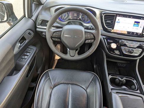 Used 2025 Chrysler Pacifica Limited FWD image 16