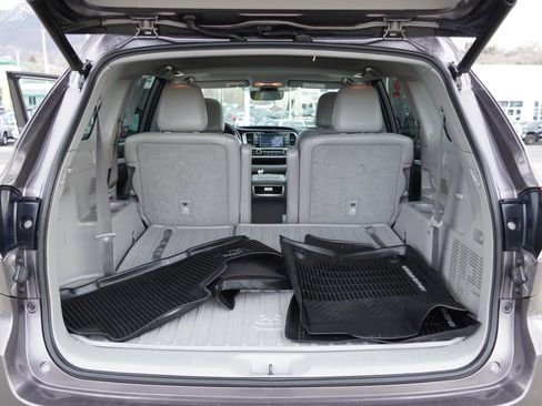 Used 2019 Toyota Highlander XLE image 15