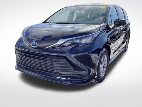 Used 2024 Toyota Sienna LE image 5