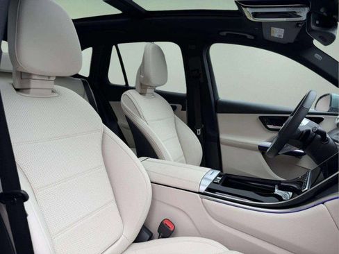 Used 2025 Mercedes-Benz GLC 300 4MATIC image 28
