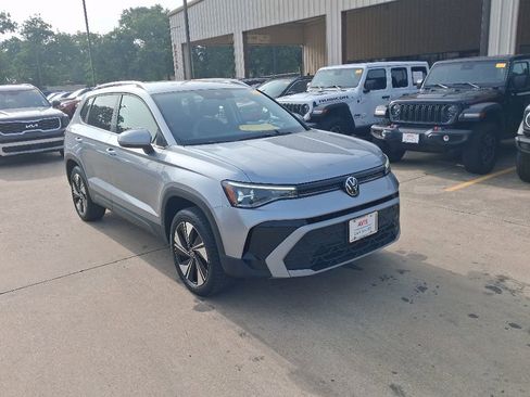 Used 2025 Volkswagen Taos SE AWD/4WD image 6